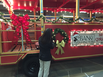 Bank of Washington puts wreath on red trolley for Holiday parade