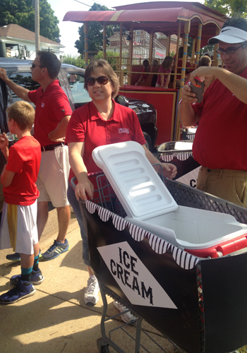 Bank of Washington employees getting ready to hand out ice cream during the fair parade